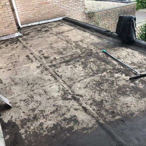 Schoonmaken van een plat dak in Gemert Schoonmaken van een plat dak in Gemert